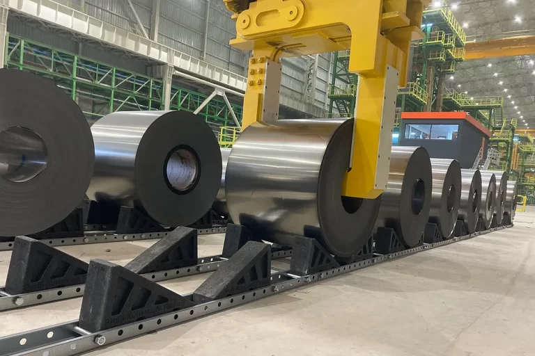 Coil saddle system reducing accident risks in an industrial coil storage environment