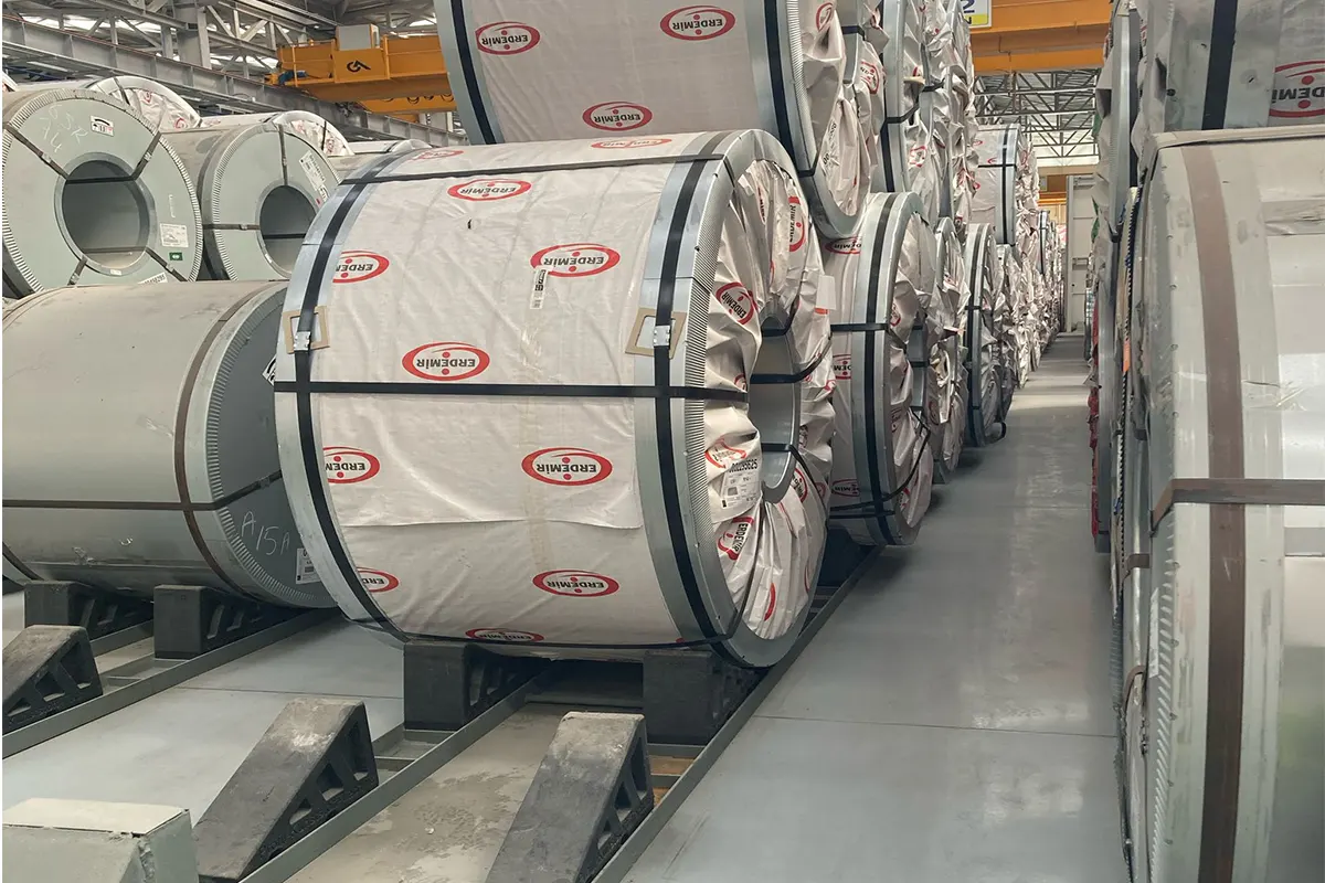 Comparison between high-strength steel and high-performance plastic coil saddles for industrial storage.