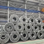 3-tier steel coil pyramid storage system using polymer blocks in a Brazilian warehouse